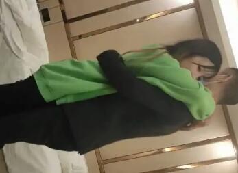 2022-4-19新片速递《与熟女的故事》良家少妇探花酒店约炮20岁出头的少女兼职妹