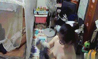 孕妇妈妈换衣服 皮肤好白 奶子好大 和老公对话清晰