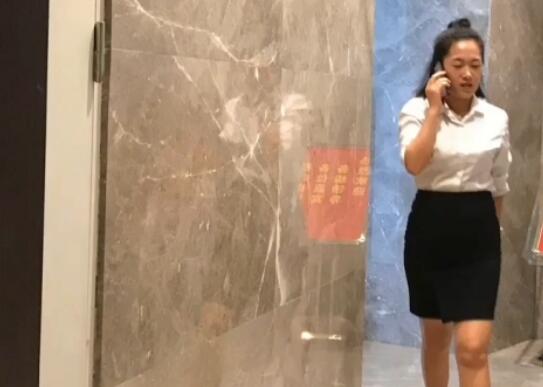 商场女厕高清特写拍数位职业性感女性方便①，有极品鲍鱼(8V)