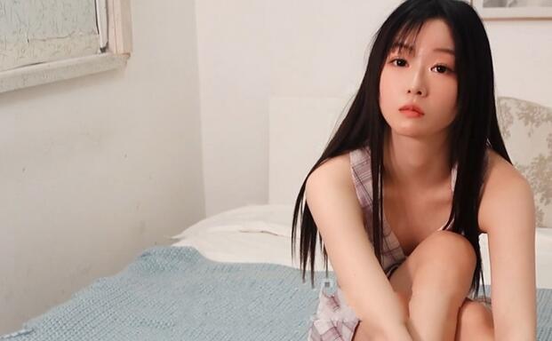 【高价精品】，有颜值有身材，极品女模特【小青】大尺度私拍女体，全裸揉奶销魂自慰，大阴唇太顶了，原档4K画质