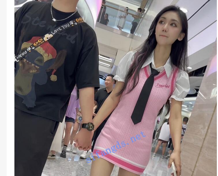 【KFC】⭐极品美女和丑男逛街..身材长相极品..无痕透明丝袜