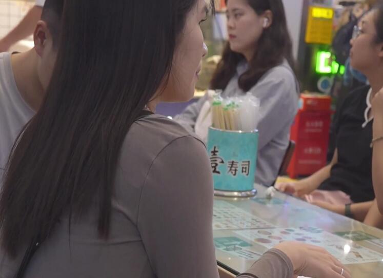 (BC-AA-421)商场抄底小少妇..弯腰骚窄内两侧露毛..坐下来走光