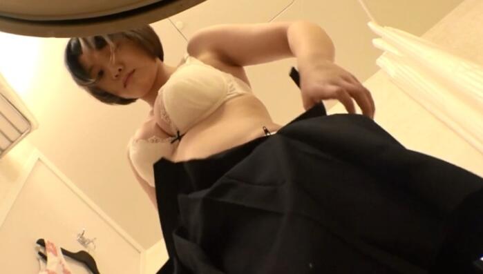 小日子熟人作案系列 两个樱花学生妹在家换衣服被偷拍 第一个肉感妹纸熊真大 1V