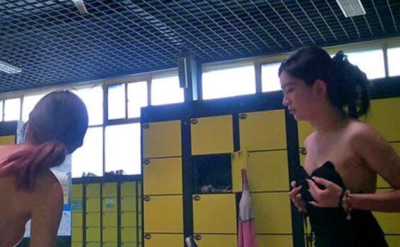 【重磅首发】国内水上乐园拍换衣 戴乳贴美女（六）【3G】