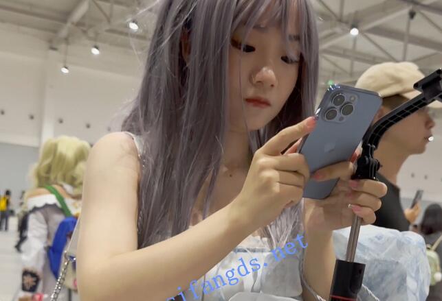 【KFC】洛丽塔学生妹独自逛街。白色窄内塞到两腿中间CD