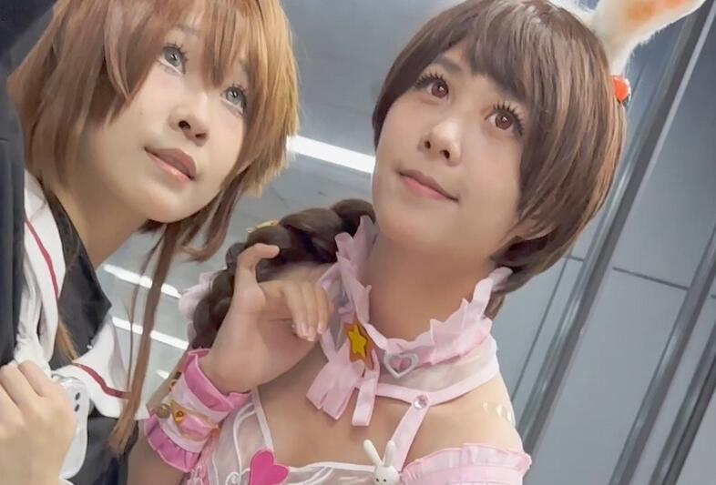【KFC】兔女郎靓女等人玩手机。粉色过膝袜紫色蕾丝内前后CD