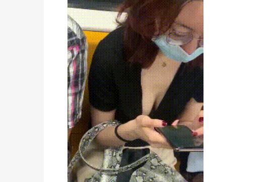 某房最新流出【高抄拍胸】绅士的目光总是相同的，地铁车站偷拍离罩露点合集[300V28.7G]