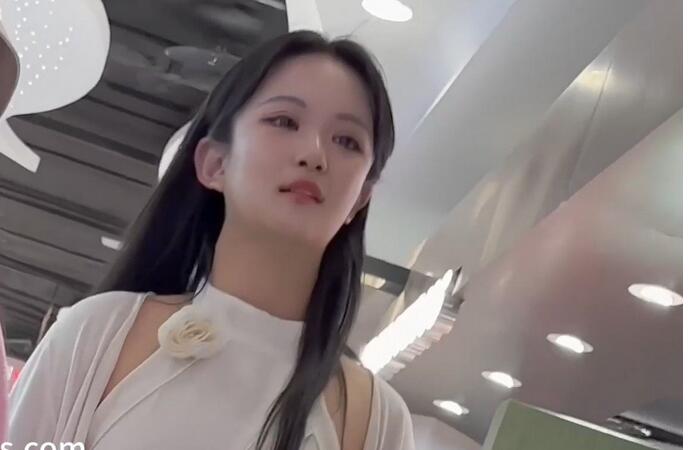 【KFC】短裙靓女和闺蜜逛街。无痕内内前后CD