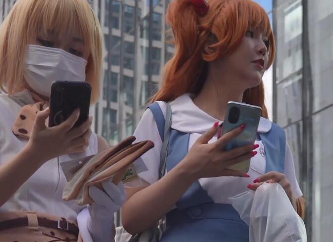【xxn-235】明日香校服cos小姐姐..可爱草莓内裤跟进地铁拍