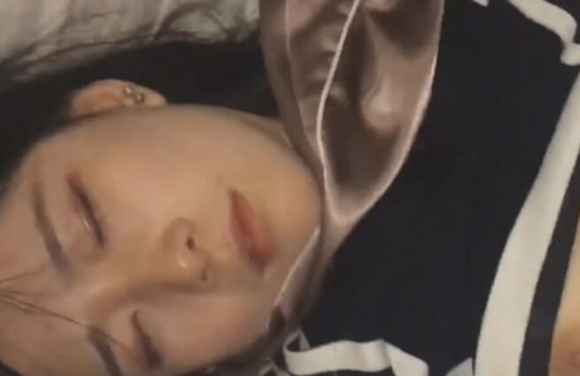 单位领导迷翻新来的美女同事❤️各种姿势露脸啪啪