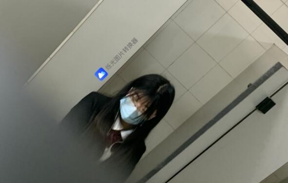 隔板缝偷拍多位学姐方便，看不清还补光，附加露脸照片