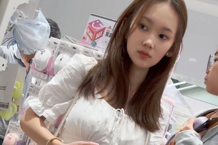 【KFC】两个学生妹逛街购物。长裙粉内内绿色内内一箭双雕