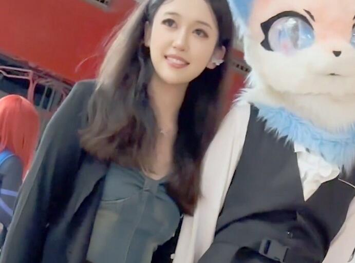【KFC】低配陈乔恩独自拍照。蕾丝透明窄内露一片黑森林