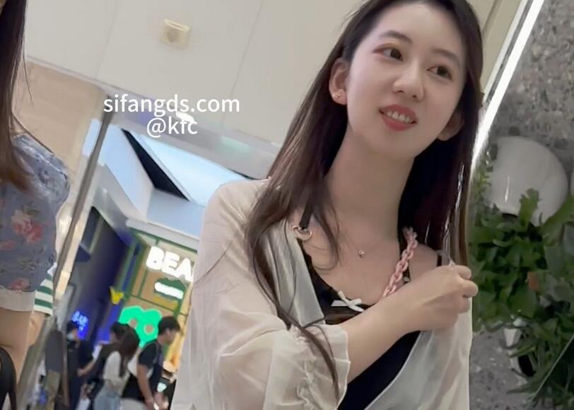 【KFC】短裙靓女和闺蜜逛街。光腿白色内内前后CD