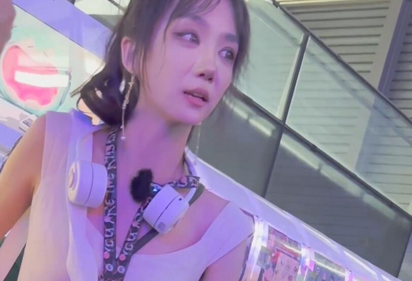 【KFC】女主播直播和大哥互动·一直在笑没发现裙下被CD漏毛