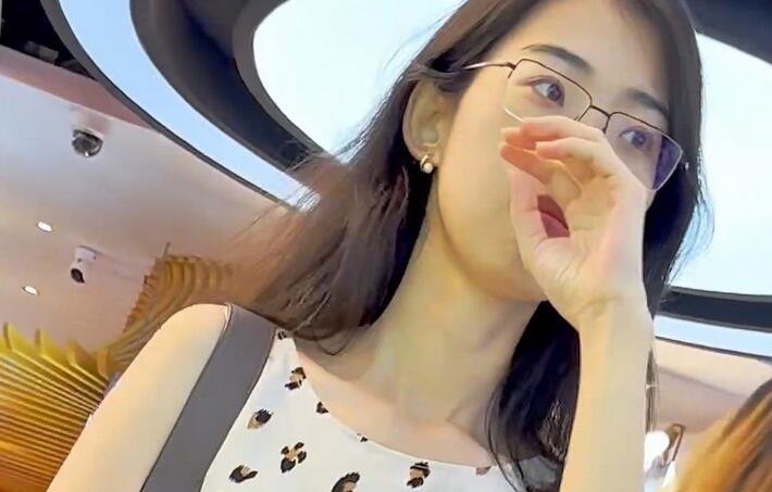 【KFC】长裙眼镜少妇独自逛街。白色内内前后CD