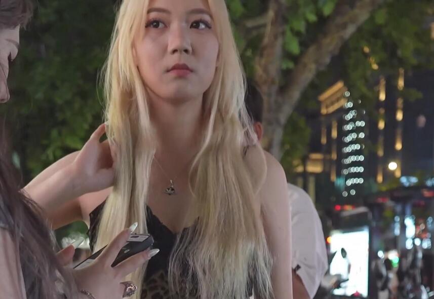 (BC-AA-475)豹纹蕾丝裙金发美女逛街..没发现裙子被风吹起走光