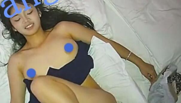 ✅7月最美戴眼睛女大被父辈中年人包养玩弄