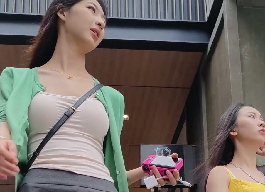 【CSCD】灰色短裙小姐姐和闺蜜打卡拍照，白色内内