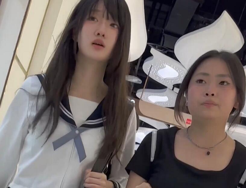 【KFC】制服JK学生妹和闺蜜逛街·屁股超翘·灰色小熊内前后CD