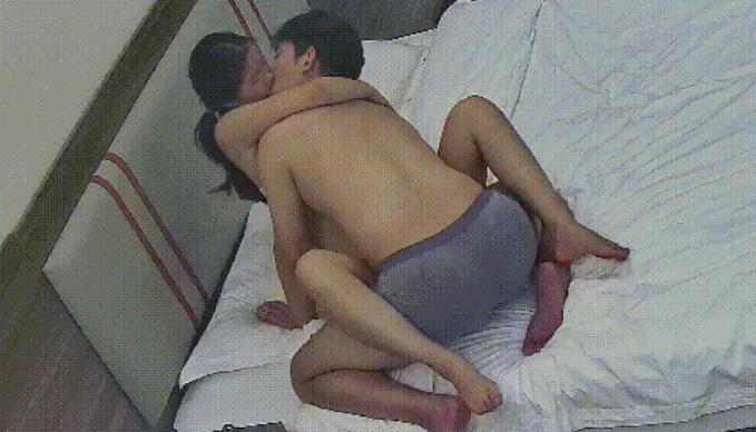 民宿酒店 7-27 这两人也是饿太久了 一进来就开始脱衣服亲上了 以为能操上 结果女人来亲戚了 白忙活