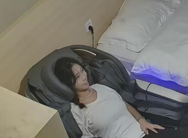 10-8流出高校附近公寓拍❤️甜美学妹逗弄男朋友下体勾引成功被推倒后入