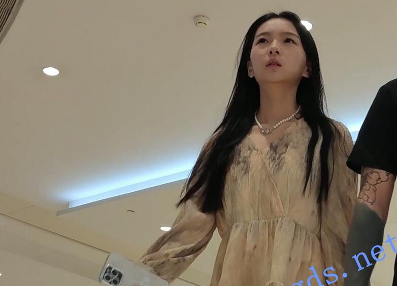 【CSCD】黄色连衣裙美女扶梯男友还帮挡着还是抄底绿色内