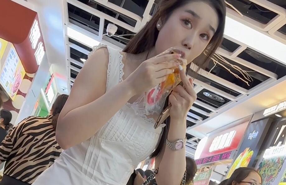 【KFC】吊带裙少妇独自逛街吃小吃·粉色薄内微透·低角度CD