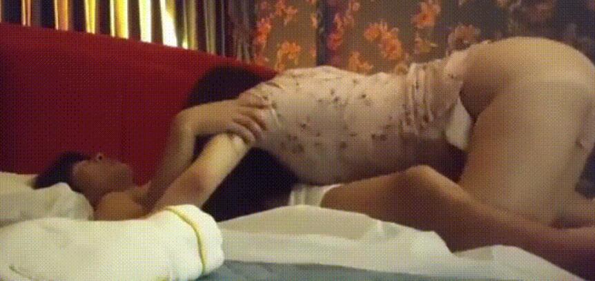 足疗养身会所✨叫了一个极品少妇女技师，服务一流，操起来也是一流！