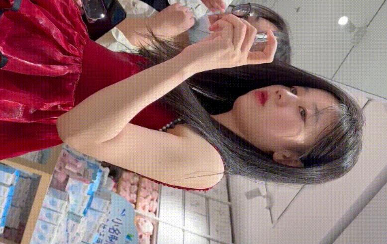 稀缺资源【无内真空抄底】~真空透明内裤露鲍逛街，阴唇长满黑毛，骚逼就在你身边，你都不知道大合集