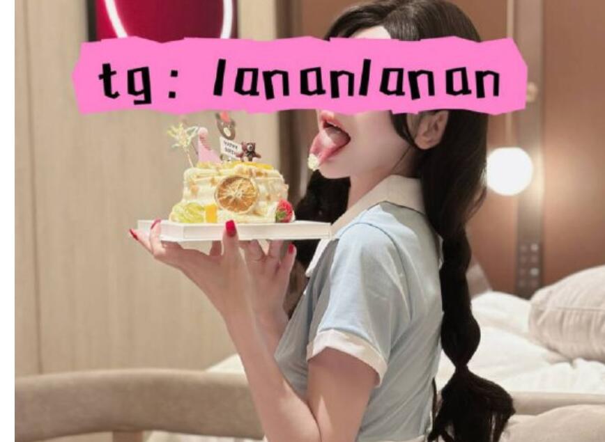 ✨推特新晋极品美痴女「桉X」「lananlanan」好利来丝袜制服女员工蛋糕外送被NTR 母狗沙发M字腿展示骚穴口爆吃鸡（3V）