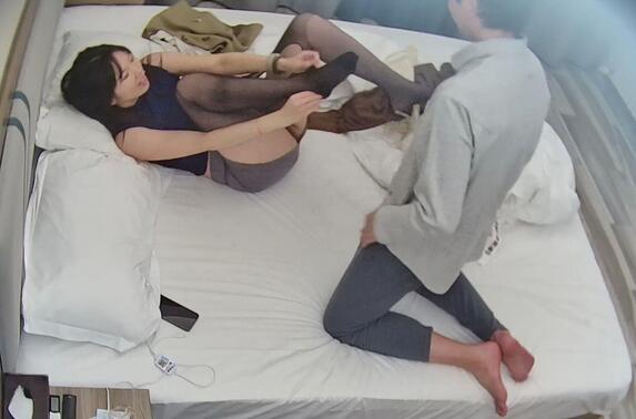 10-25酒店偷拍❤️白嫩学妹开房学习一下穿着黑丝在那挨操平时一副高冷呆板在床上浪叫时候的反差让人性欲大开