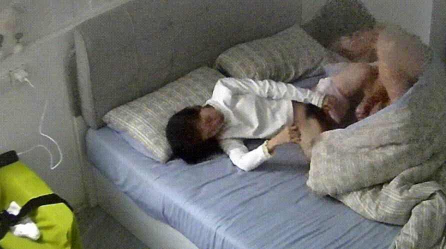 公寓酒店10-25 先玩手机再打炮 钻进被窝里口交 小姐姐很漂亮 身材也好 还配合 这哥们捡到漏了