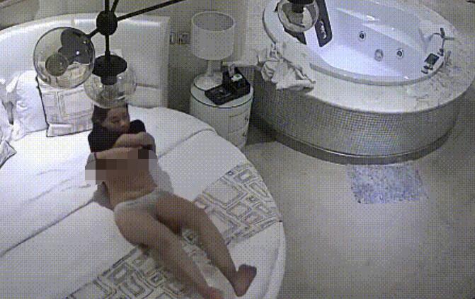 360监控白色主题浴缸房偷拍高清无水印版 大小带漂亮小三开房 尽情做了三次 把大叔侍候得爽到起飞