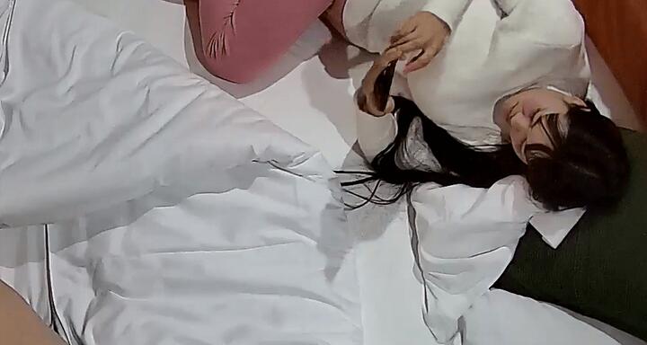 小伙酒店约操中年美妇没想到全程被上位反杀 闭着眼睛享受冲击