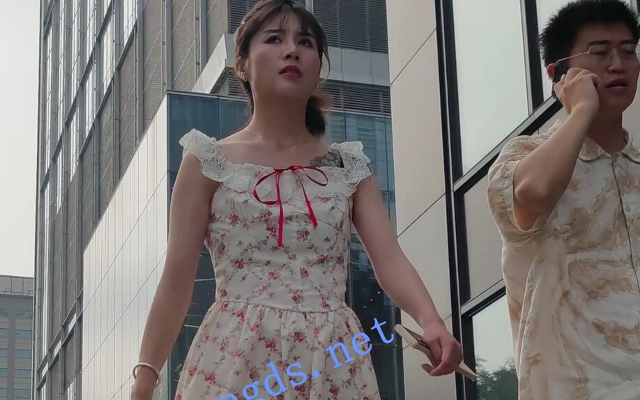 【CSCD】白色印花连衣裙小姐姐和男朋友逛街，黑色窄内