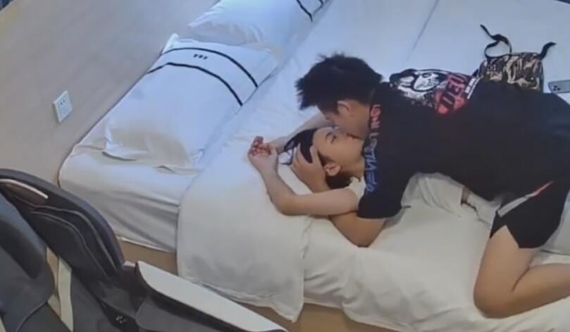 10-30流出酒店拍❤️大学生情侣性感黑丝学妹被男友操完后分开双腿让他舔