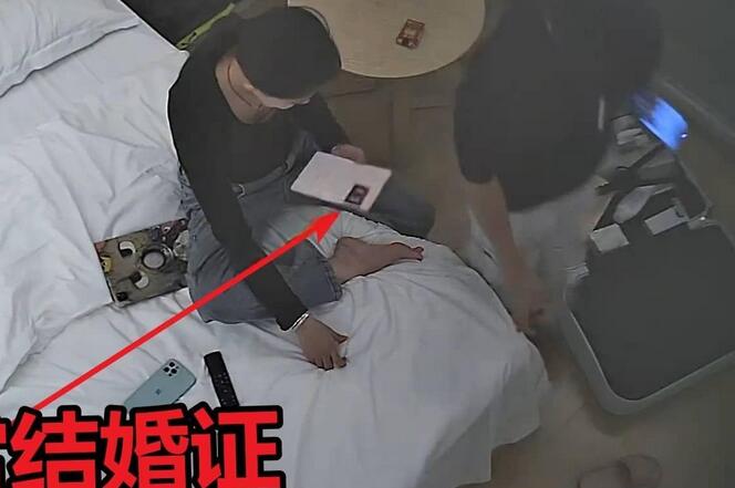 10-29流出酒店❤️带着结婚证住宿的新婚夫妻古灵精怪的可爱新婚媳妇迫不及待的想挨操