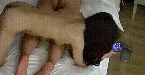 公寓酒店 11-3 妓女小姐姐日常接客眼睛小哥 服务到们 爽得小哥站在床下操 后面跟了另一波 没录上