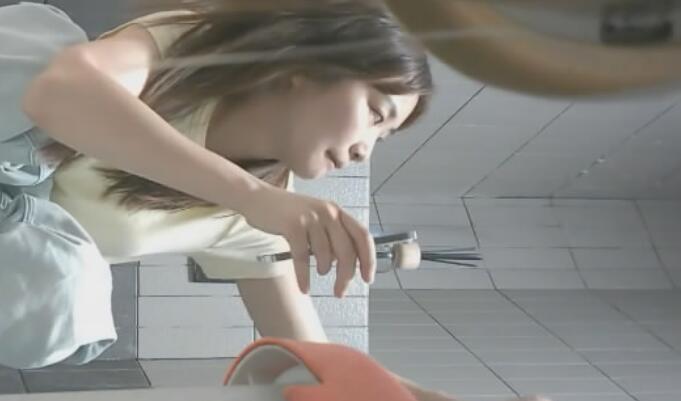 十一月最新流出❤️写字楼后景偷拍白领姐姐尿尿牛仔裤靓妹屁股上面怎么有个印章