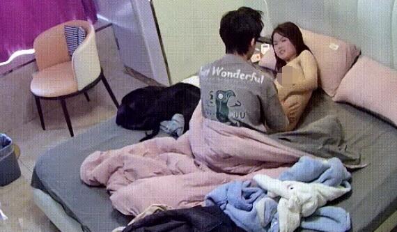 公寓酒店11-5 倒反天罡 男人不抽烟女人抽 还拒绝不让操 但这漂亮的脸蛋和完美的小酥乳 确实惊艳人