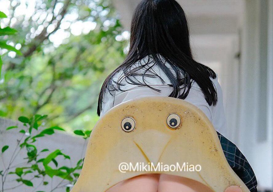 【Miki喵 mikimiaomiao】 顶级反差眼镜娘小学妹 尿道、肛门调教 露出放尿（13P21V）