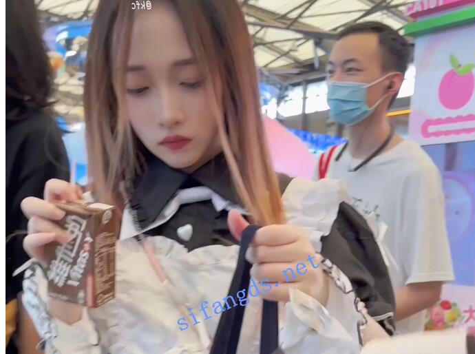 【KFC】女仆裙学生妹和闺蜜逛街拍照·吊带丝袜粉色内内性感