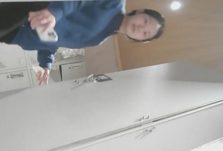 十一月最新流出❤️高校高清后拍学妹尿尿紧身牛仔裤靓妹站着擦菊花