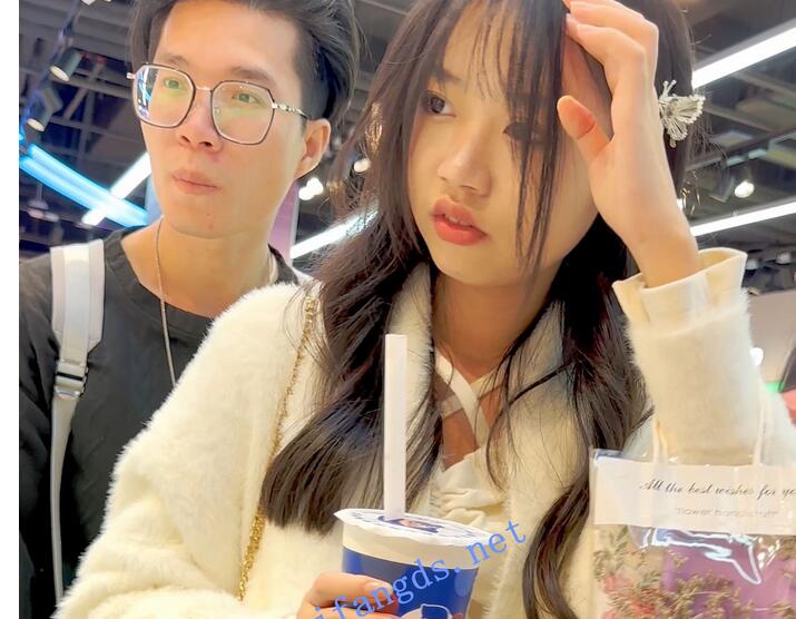 【KFC】学生妹和男友逛街·厚披风里面藏着性感短裙·微透白内